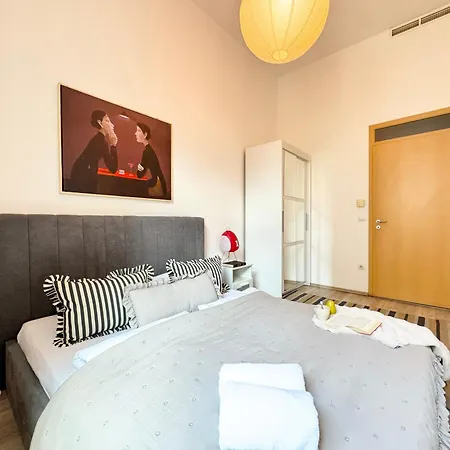 Pop Art 2br Bold & Bright Escape Inside Gozsdu Appartamento Budapest