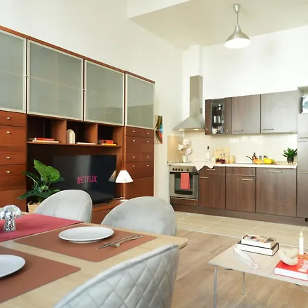Pop Art 2br Bold & Bright Escape Inside Gozsdu Appartamento Budapest