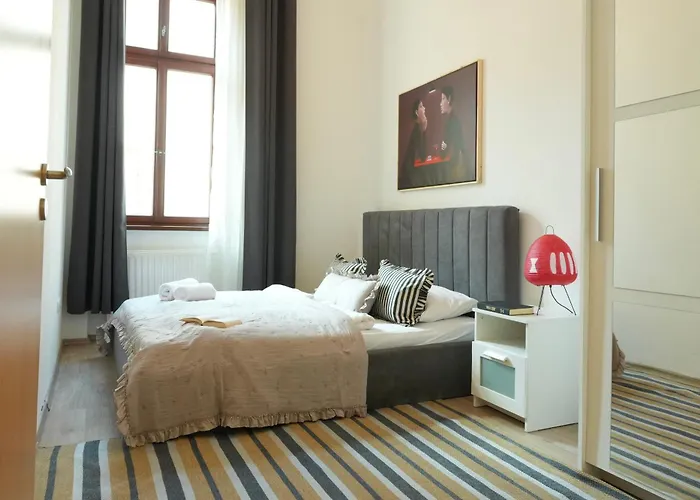 Pop Art 2br Bold & Bright Escape Inside Gozsdu Daire Budapeşte